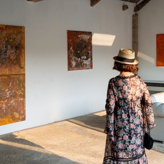 &quot;La collina sale sempre&quot; a Castagnole delle Lanze: l'arte contemporanea incontra il territorio