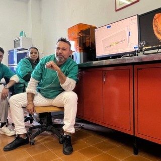 Dai banchi alla cattedra: Aya e Luigi, due giovani prof che insegnano dove sono cresciuti