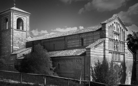 Una suggestiva immagine in bianco e nero della canonica (Ph. Giuseppe Morina)