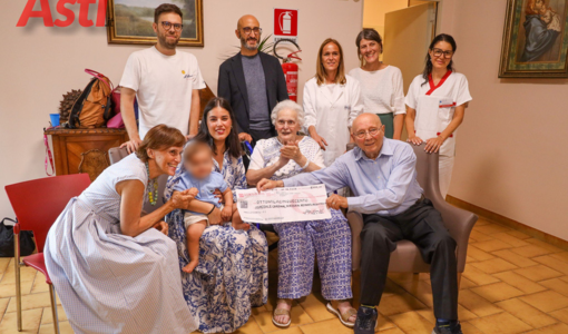 Un'immagine (ph. Merfephoto) della donazione assegno ai vertici del Massaia (al centro, in piedi, il direttore generale Asl AT Giovanni Gorgoni)