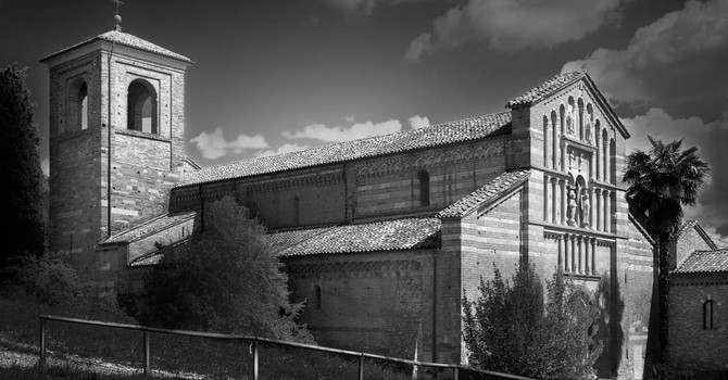 Una suggestiva immagine in bianco e nero della canonica (Ph. Giuseppe Morina)