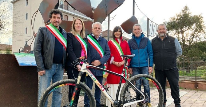 I sindaci dei Comuni promotori delle "Staffette del Mastodonte" 2025 con gli organizzatori