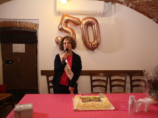 La festa di compleanno di Evelin con la cassetta per raccogliere le offerte (Ph. Riccardo gerbi)