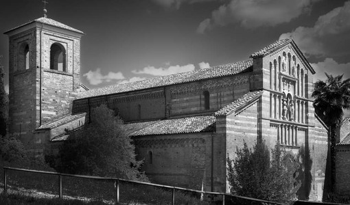 Una suggestiva immagine in bianco e nero della canonica (Ph. Giuseppe Morina)