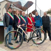 I sindaci dei Comuni promotori delle "Staffette del Mastodonte" 2025 con gli organizzatori I sindaci dei Comuni promotori delle "Staffette del Mastodonte" 2025 con gli organizzatori