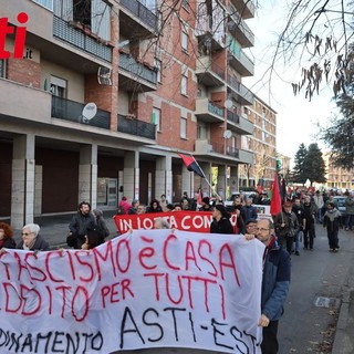 Un'immagine della marcia antifascista seguita l'imbrattamento della sede del Coordinamento Asti Est