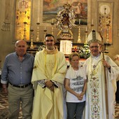 Don Baviera con i genitori e il vescovo Prastaro