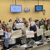 La manifestazione di protesta attuata in aula consiliare dai consiglieri PD