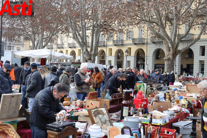 Il mercatino dell'antiquariato in piazza Alfieri