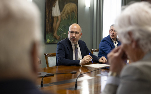 Maurizio Rasero ritratto nell'ambito di un incontro in veste di presidente della Banca di Asti