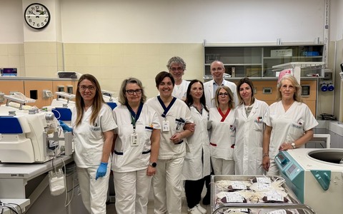L’equipe del SIMT: medici biologi, infermieri, tecnici di laboratorio con il direttore della struttura complessa, Sandro Macchi, e la coordinatrice tecnica Concetta Tona.