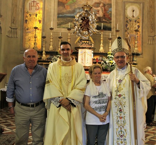 Don Baviera con i genitori e il vescovo Prastaro