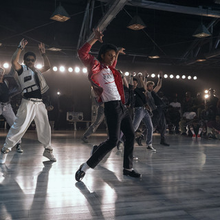 Jaafar Jackson nei panni di suo zio Michael, in una foto di scena]