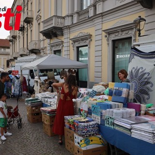 I banchi in piazza Libertà in occasione della notte bianca del Palio (Merphefoto)