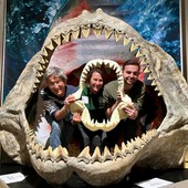 Da sinistra Graziano Delmastro, direttore del Parco, Alessandra Fassio e Marco Sabia nella bocca del Megalodonte Da sinistra Graziano Delmastro, direttore del Parco, Alessandra Fassio e Marco Sabia nella bocca del Megalodonte