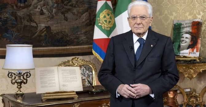 Il Presidente della Repubblica Sergio Mattarella con, alla sua sinistra, un'immagine simbolo di questo 80esimo anniversario