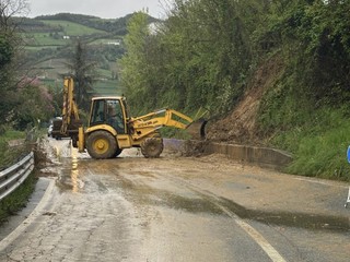Immagini relative i danni da maltempo sulle strade provinciali