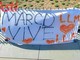 Lo striscione dedicato a Marco Farinella in piazza Roma