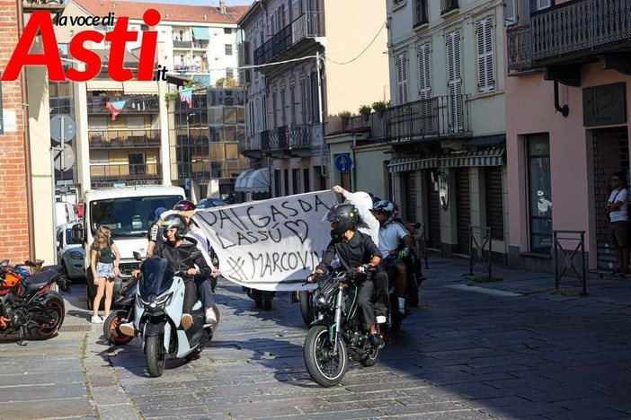 Gli amici di "Fari" durante il funerale Gli amici di "Fari" durante il funerale