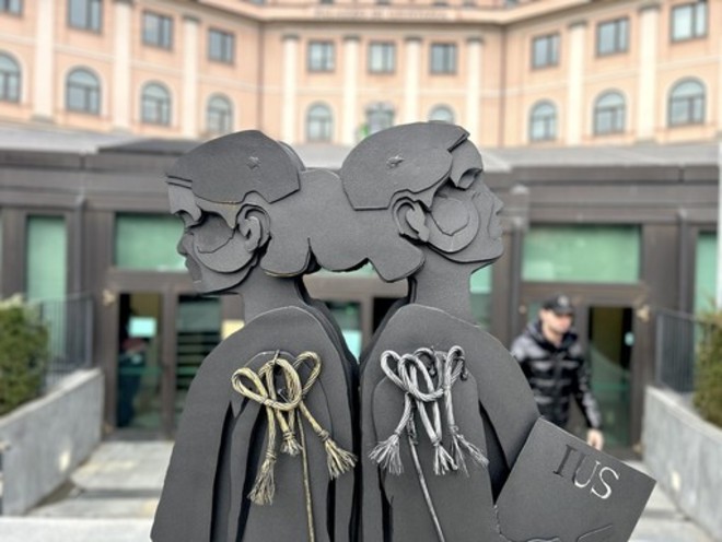 Un particolare dell'esterno del Tribunale di Asti