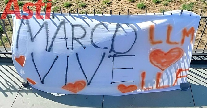 Lo striscione dedicato a Marco Farinella in piazza Roma