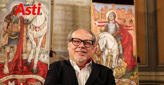 Il maestro Marco Aru con i Palii 2026