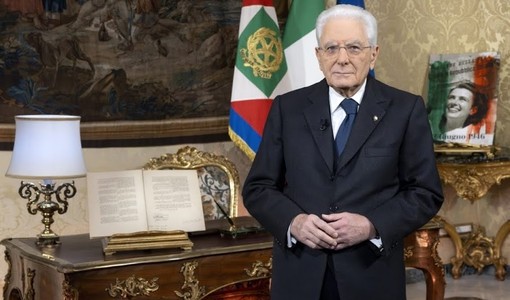 Il Presidente della Repubblica Sergio Mattarella con, alla sua sinistra, un'immagine simbolo di questo 80esimo anniversario Il Presidente della Repubblica Sergio Mattarella con, alla sua sinistra, un'immagine simbolo di questo 80esimo anniversario