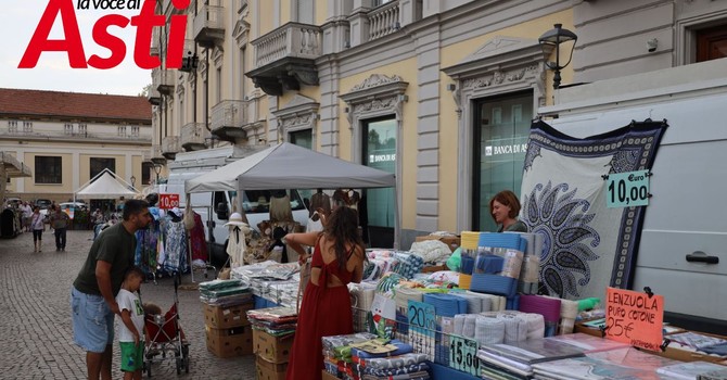 I banchi in piazza Libertà in occasione della notte bianca del Palio (Merphefoto) I banchi in piazza Libertà in occasione della notte bianca del Palio (Merphefoto)