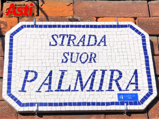 Il mosaico che compone la targa nella via intitolata alla suora
