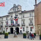 Immagine d'archivio con bandiere italiane e cinesi a suggellare il rapporto di amicizia