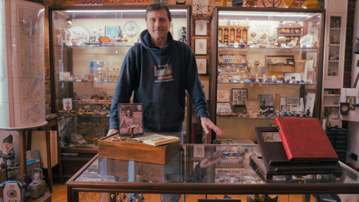 Massimo Tomalino ritratto nella sala del suo piccolo museo