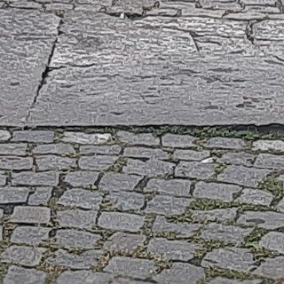 Protesta dei residenti di via Comentina, Guttuari e corso Matteotti per marciapiedi dissestati e dissuasori troppo &quot;mobili&quot;