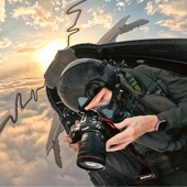 Massimo Sestini ritratto durante la realizzazione di un'immagine (foto tratta dal profilo Facebook del celebre fotografo)