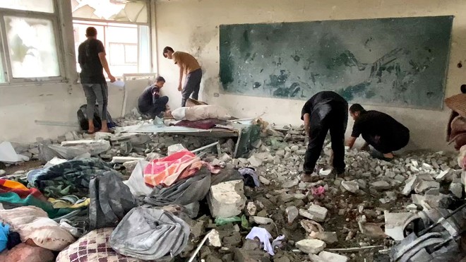 Macerie in una scuola di Gaza rasa al suolo da un attacco dell'IDF