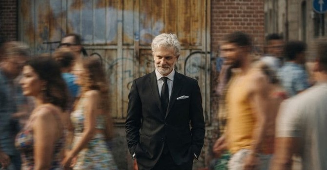 Una domenica da brivido: mentalismo, sorellanza e una motosega in casa del premier