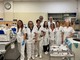 L’equipe del SIMT: medici biologi, infermieri, tecnici di laboratorio con il direttore della struttura complessa, Sandro Macchi, e la coordinatrice tecnica Concetta Tona.