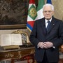 Il Presidente della Repubblica Sergio Mattarella con, alla sua sinistra, un'immagine simbolo di questo 80esimo anniversario Il Presidente della Repubblica Sergio Mattarella con, alla sua sinistra, un'immagine simbolo di questo 80esimo anniversario