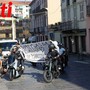 Gli amici di "Fari" durante il funerale Gli amici di "Fari" durante il funerale