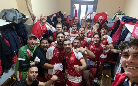 L'esultanza del team dopo la vittoria in esterna