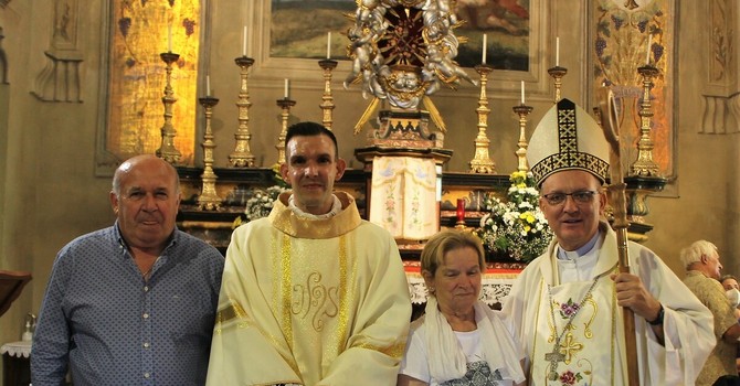 Don Baviera con i genitori e il vescovo Prastaro