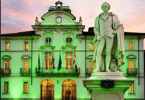 Dai monumenti colorati al banco solidale in piazza Alfieri: Asti si unisce contro la sla Dai monumenti colorati al banco solidale in piazza Alfieri: Asti si unisce contro la sla