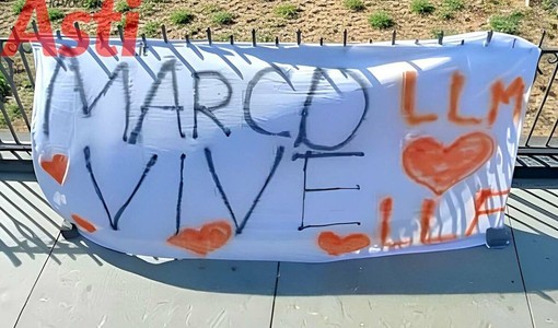 Lo striscione dedicato a Marco Farinella in piazza Roma