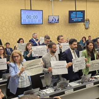 La manifestazione di protesta attuata in aula consiliare dai consiglieri PD