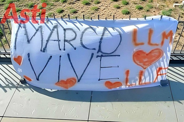 Lo striscione dedicato a Marco Farinella in piazza Roma
