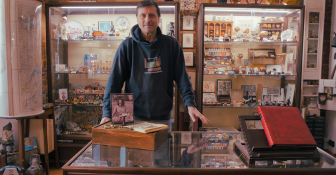 Massimo Tomalino ritratto nella sala del suo piccolo museo