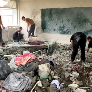 Macerie in una scuola di Gaza rasa al suolo da un attacco dell'IDF
