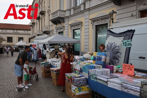 I banchi in piazza Libertà in occasione della notte bianca del Palio (Merphefoto) I banchi in piazza Libertà in occasione della notte bianca del Palio (Merphefoto)