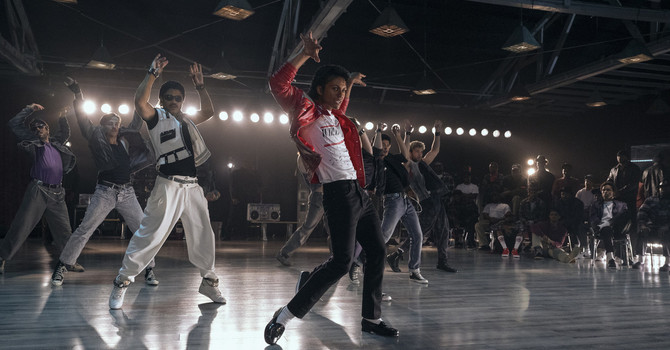 Jaafar Jackson nei panni di suo zio Michael, in una foto di scena]