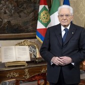 Il Presidente della Repubblica Sergio Mattarella con, alla sua sinistra, un'immagine simbolo di questo 80esimo anniversario