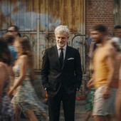 Una domenica da brivido: mentalismo, sorellanza e una motosega in casa del premier